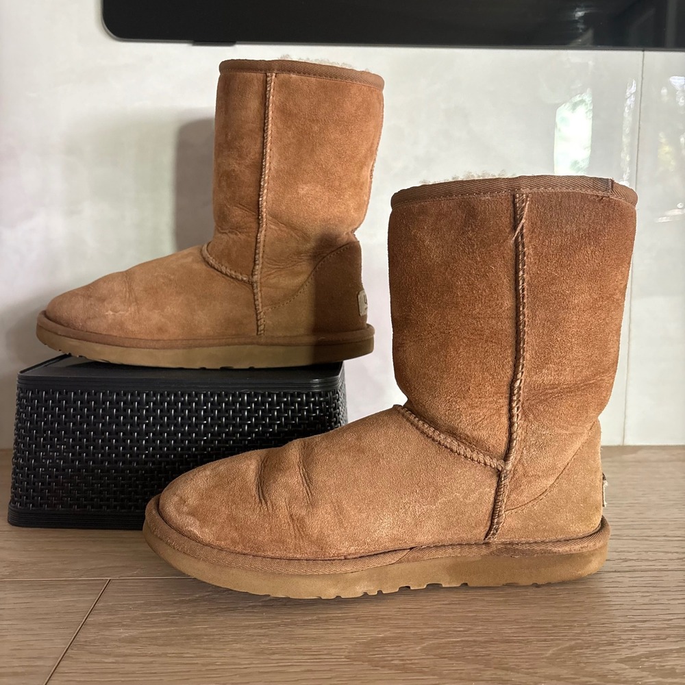 UGG Classic Short Il Chestnut brown boots Size 6